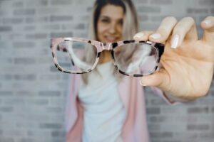 mulher segurando oculos de uma franquia